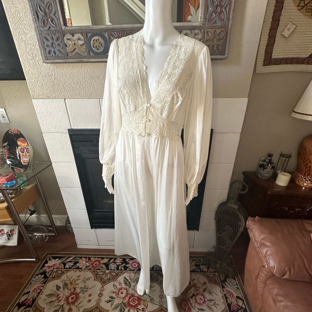 Vtg Lace-Trim Cream peignoir long sleeve Chemise